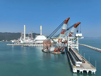華潤海豐卸船機(jī)順利吊裝，助力粵港澳大灣區(qū)能源供應(yīng)